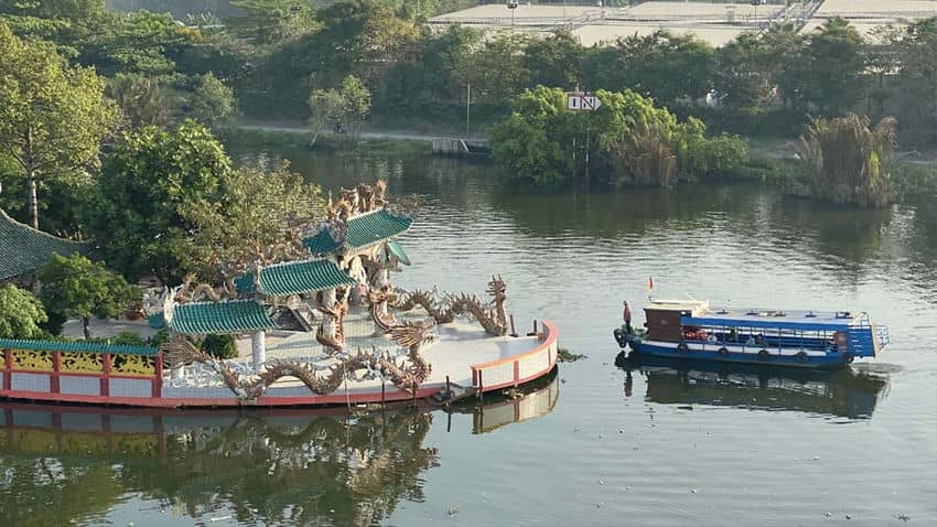 Templo flutuante de Phu Chau